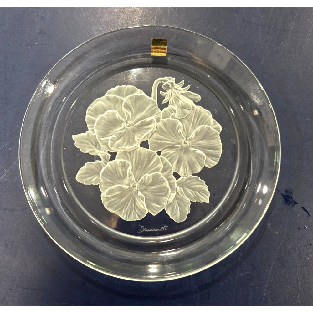 Hoya Flower of the Month Plate March Pansies Engraved Crystal Yamamoto 6''